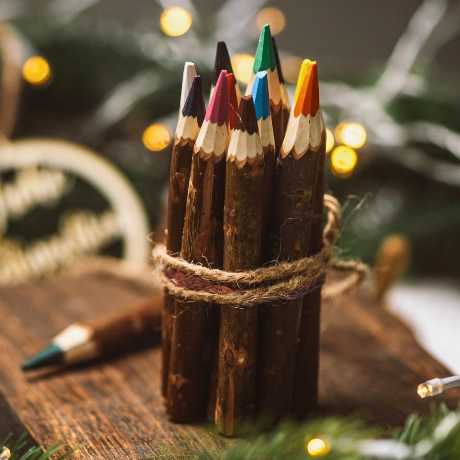 Holz Buntstifte mit Rinde - Geschenk für Kinder