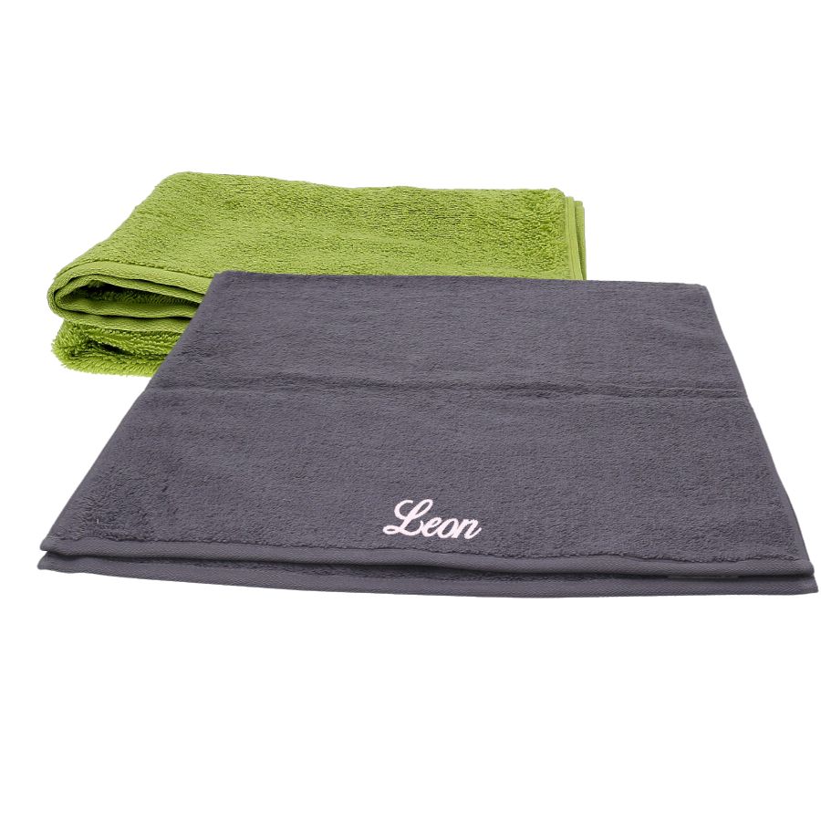 Flauschiges Handtuch bestickt mit Wunschnamen in grau oder grün