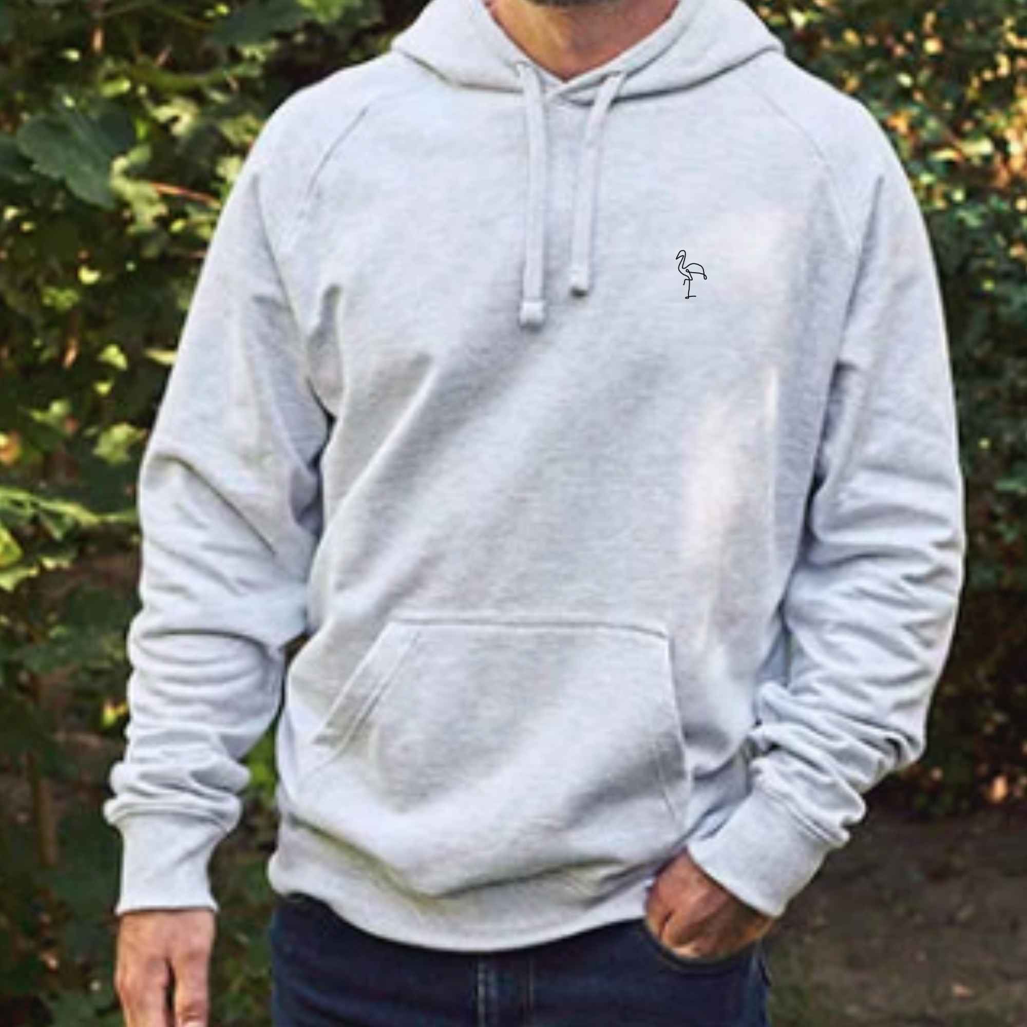 Flamingo-Motiv auf Hoodie in Grau gestickt mit hochwertig verarbeitetem Material